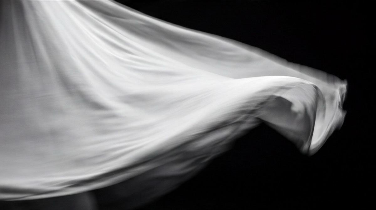 Un tessuto bianco che si muove nel buio