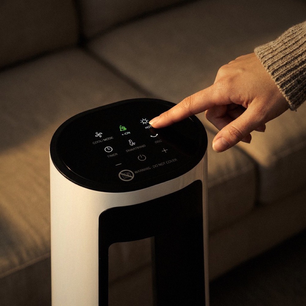 Un dito preme HOT sul pannello touch in alto